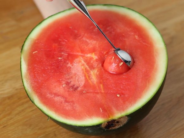 Melonsallad på melon - Beredning steg 2