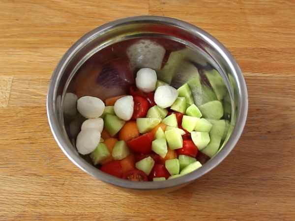 Melonsallad på melon - Beredning steg 3