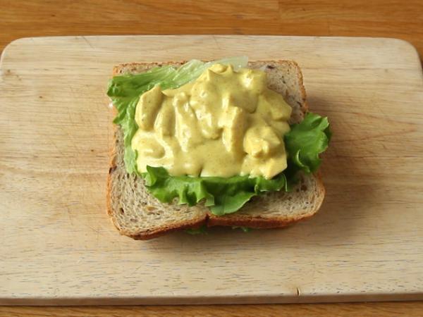 Club Sandwich med kyckling och curry - Beredning steg 5