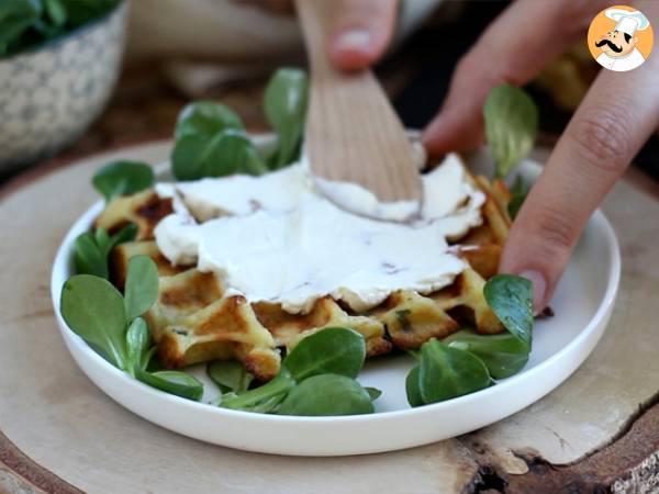 Potatisvåfflor - Våffelsmörgås med rökt lax och färskost - Beredning steg 6