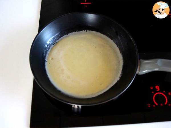 Pannkakor fyllda med béchamelsås, ost och skinka - Beredning steg 3