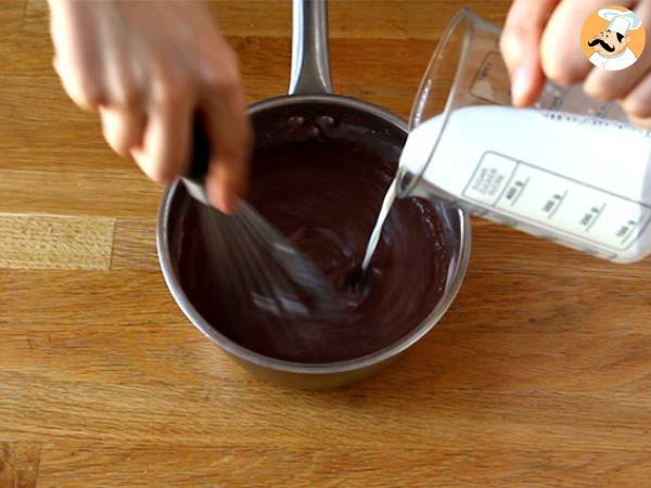 Påskägg fyllda med chokladdessertkräm och M&M's - Beredning steg 1