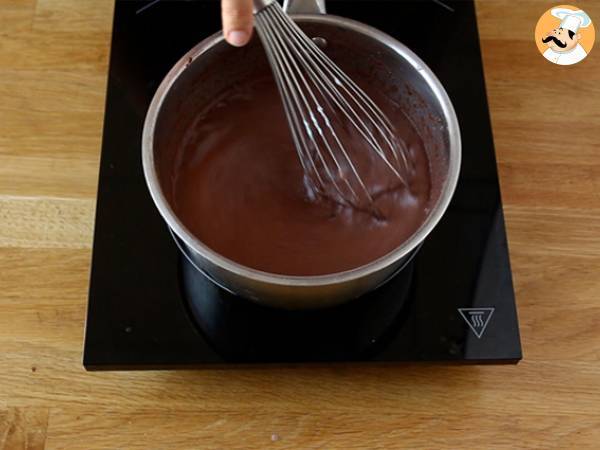 Påskägg fyllda med chokladdessertkräm och M&M's - Beredning steg 2