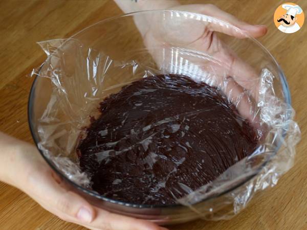 Påskägg fyllda med chokladdessertkräm och M&M's - Beredning steg 3