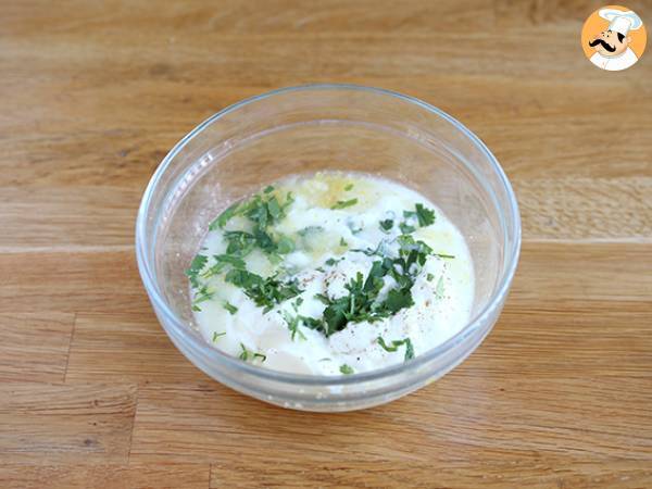 Spett med marinerad kyckling i yoghurt- och citronsås - Beredning steg 1