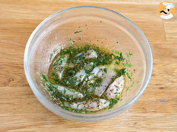 Marinerad kycklingsmörgås med coleslaw, tomater och basilika - Beredning steg 1