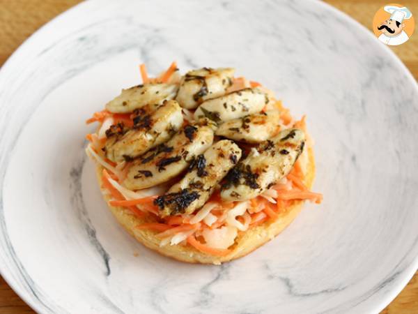 Marinerad kycklingsmörgås med coleslaw, tomater och basilika - Beredning steg 2