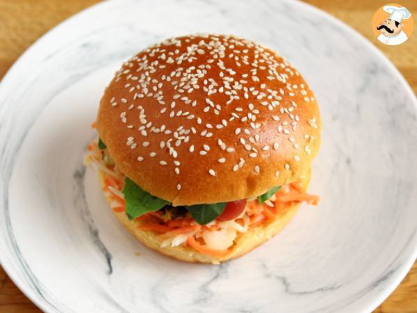 Marinerad kycklingsmörgås med coleslaw, tomater och basilika - Beredning steg 4