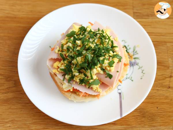 Bagelsandwich med kalkon, coleslaw och hårdkokt ägg - Beredning steg 3