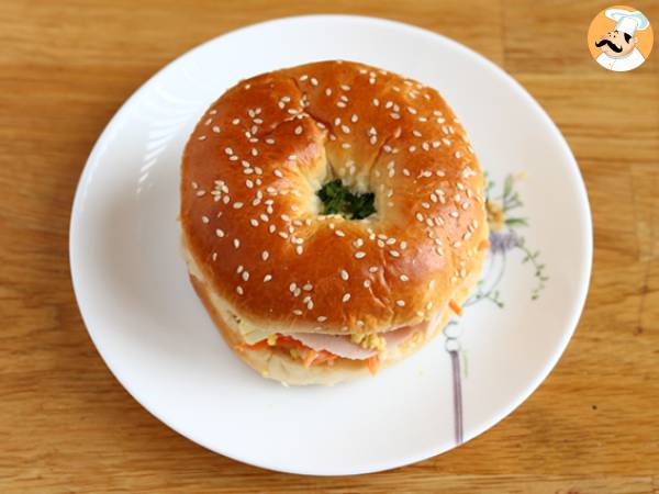 Bagelsandwich med kalkon, coleslaw och hårdkokt ägg - Beredning steg 4