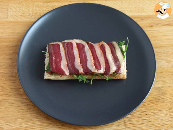 Sandwich med rökt ankbröst, soltorkade tomater, ruccola och balsamvinäger - Beredning steg 2