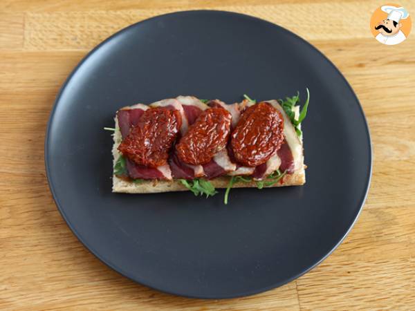 Sandwich med rökt ankbröst, soltorkade tomater, ruccola och balsamvinäger - Beredning steg 3