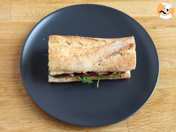 Sandwich med rökt ankbröst, soltorkade tomater, ruccola och balsamvinäger - Beredning steg 4