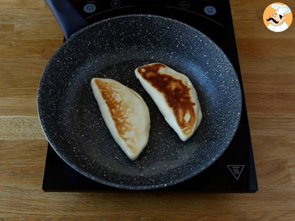 Turkiska pannkakor fyllda med fetaost, citron och persilja - Gözleme - Beredning steg 8