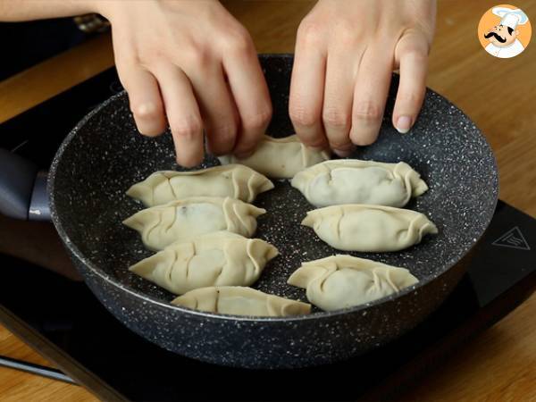 Gyozas med kyckling, morötter och champinjoner - Beredning steg 10