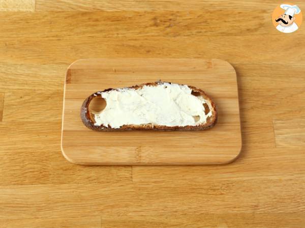 Smörgåsar med färskost, pesto och körsbärstomater - Beredning steg 1