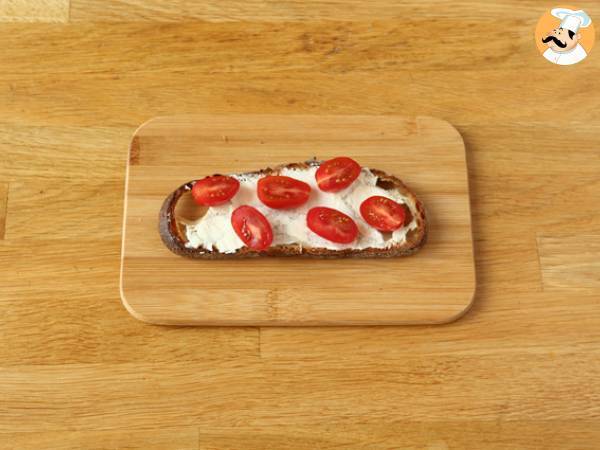 Smörgåsar med färskost, pesto och körsbärstomater - Beredning steg 2