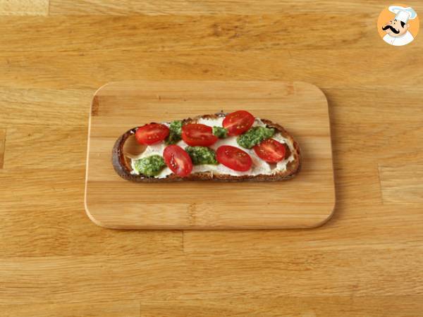 Smörgåsar med färskost, pesto och körsbärstomater - Beredning steg 3