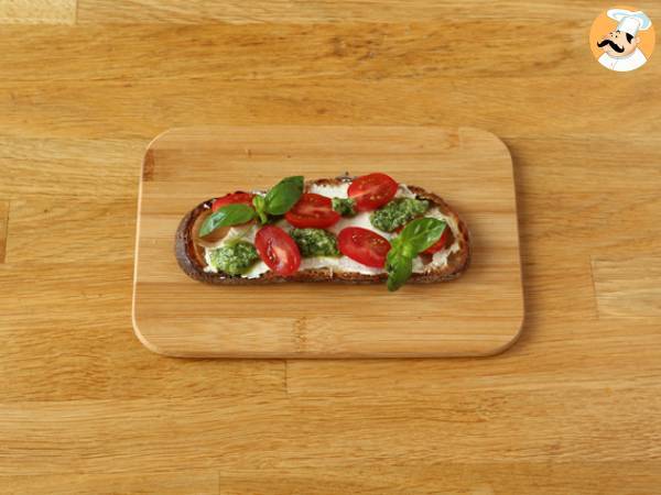 Smörgåsar med färskost, pesto och körsbärstomater - Beredning steg 4
