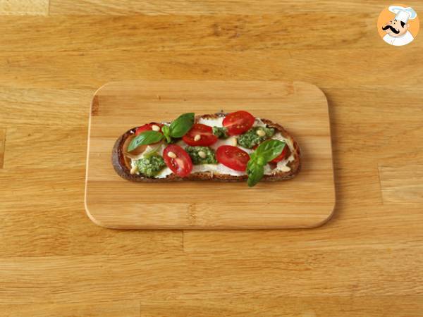 Smörgåsar med färskost, pesto och körsbärstomater - Beredning steg 5