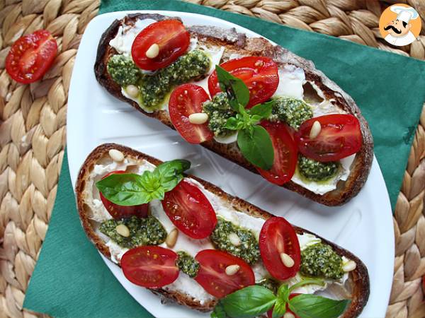 Smörgåsar med färskost, pesto och körsbärstomater - Beredning steg 6