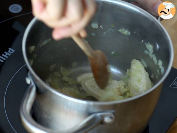 Pasta med spenat, getost och kyckling i en gryta - Beredning steg 1