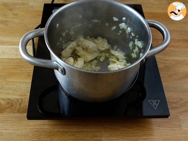 Pasta med spenat, getost och kyckling i en gryta - Beredning steg 2