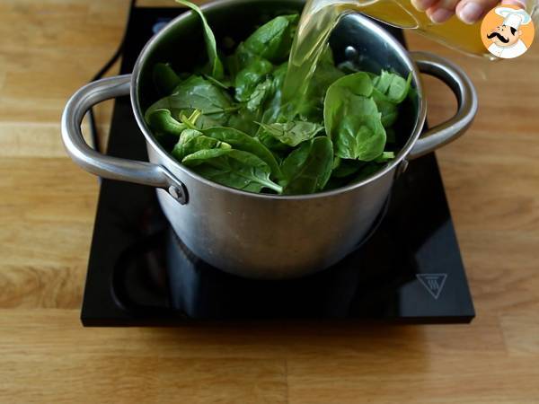 Pasta med spenat, getost och kyckling i en gryta - Beredning steg 3
