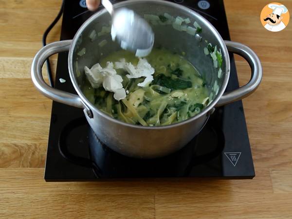 Pasta med spenat, getost och kyckling i en gryta - Beredning steg 4