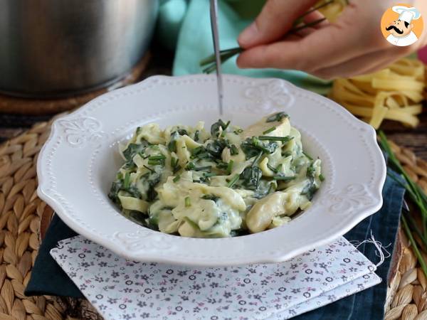 Pasta med spenat, getost och kyckling i en gryta - Beredning steg 5