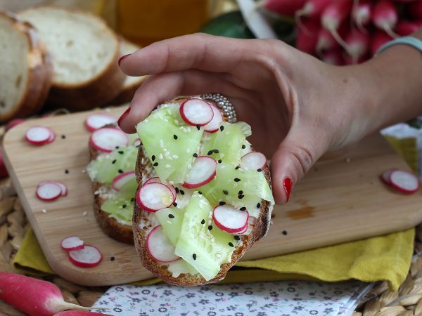 Smörgåsar med färskost, gurka och rädisor - Beredning steg 5