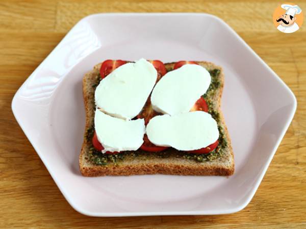 Bruschetta med pesto, körsbärstomater och mozzarellaost - Beredning steg 3