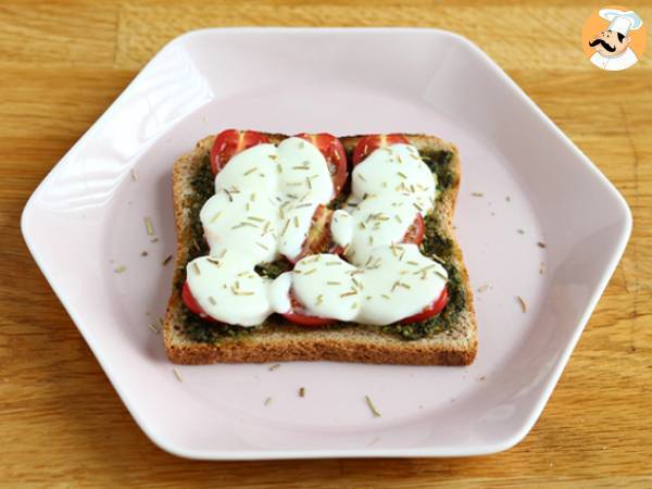 Bruschetta med pesto, körsbärstomater och mozzarellaost - Beredning steg 4