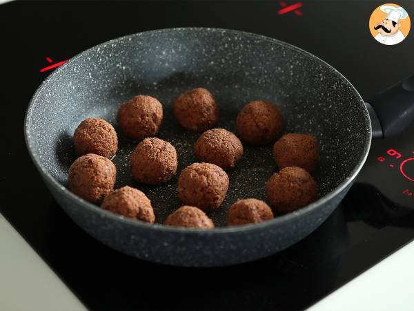Vegetariska köttbullar av seitan med tomatsås - Beredning steg 4