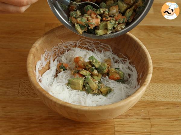 Vermicelli-sallad med räkor, avokado, ägg och koriander - Beredning steg 4