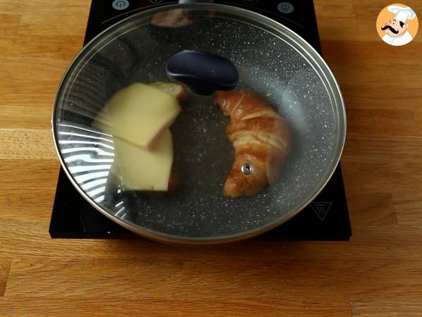 Raclette-croissantmacka för en utsökt brunch! - Beredning steg 4