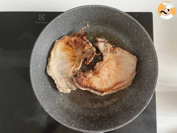 Hur tillagar man en fläskkotlett i stekpanna? - Beredning steg 4
