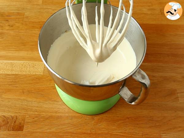Rulle med kokos och passionsfrukt, perfekt som julbiskvi - Beredning steg 1