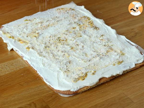 Rulle med kokos och passionsfrukt, perfekt som julbiskvi - Beredning steg 5