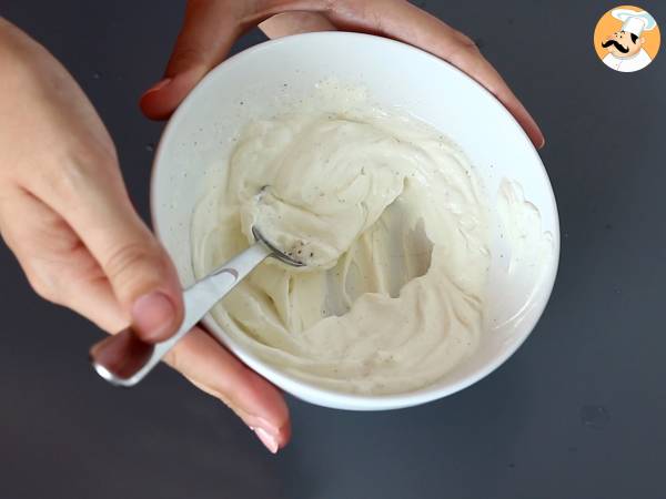 Flakigt bakverk med lax och färskost, perfekt för att njuta av som aperitif - Beredning steg 1