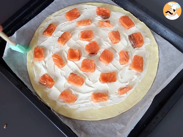 Flakigt bakverk med lax och färskost, perfekt för att njuta av som aperitif - Beredning steg 3