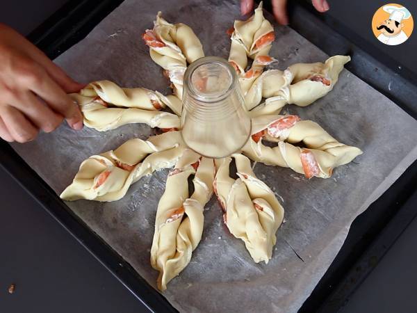 Flakigt bakverk med lax och färskost, perfekt för att njuta av som aperitif - Beredning steg 5