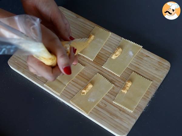 Caramelle, ravioli formade som godis med pumpa- och ricottafyllning - Beredning steg 10