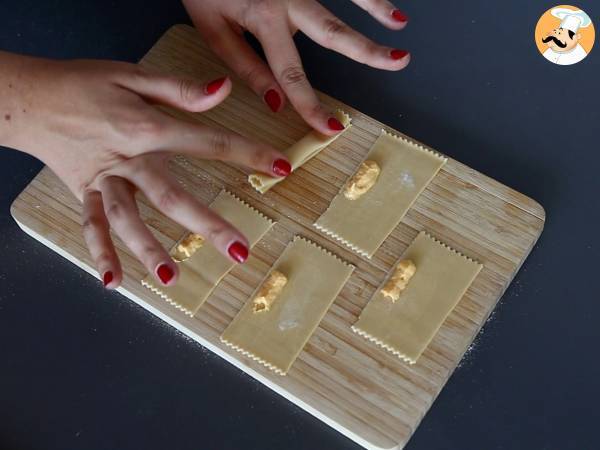 Caramelle, ravioli formade som godis med pumpa- och ricottafyllning - Beredning steg 11