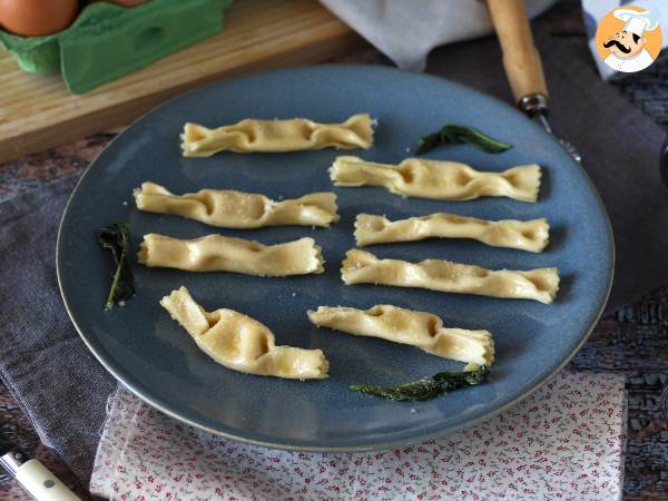 Caramelle, ravioli formade som godis med pumpa- och ricottafyllning - Beredning steg 13