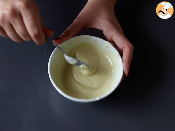 Raffaello-liknande kokosnötsverriner utan bakning - en sagodessert i en snöglob - Beredning steg 1