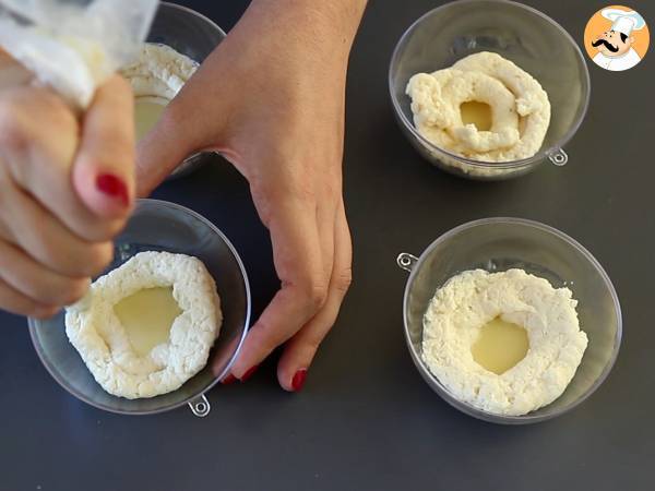 Raffaello-liknande kokosnötsverriner utan bakning - en sagodessert i en snöglob - Beredning steg 5