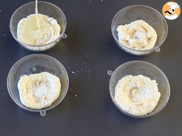 Raffaello-liknande kokosnötsverriner utan bakning - en sagodessert i en snöglob - Beredning steg 6