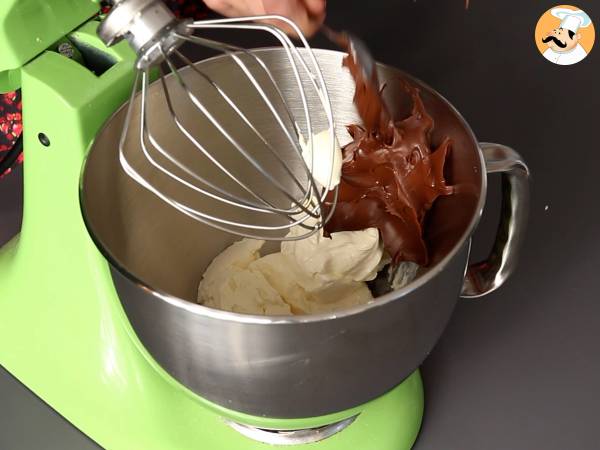 Pandoro brioche fylld med Nutellakräm och vaniljkräm i form av en julgran - Beredning steg 1