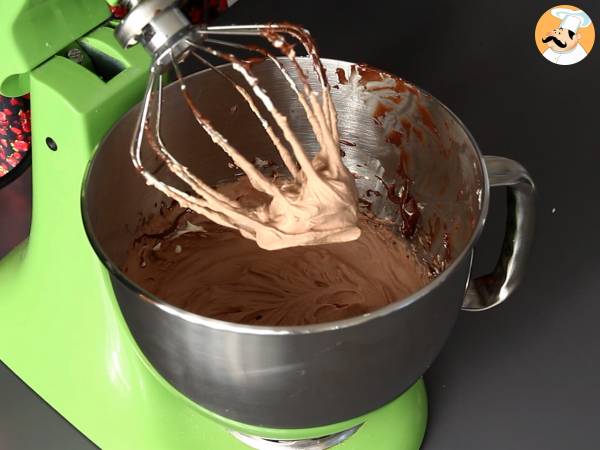 Pandoro brioche fylld med Nutellakräm och vaniljkräm i form av en julgran - Beredning steg 2
